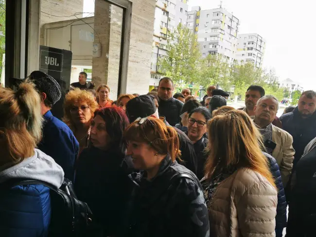 Foto VIDEO&FOTO. Multe persoane interesate de găsirea unui loc de muncă în cadrul Bursei organizate la Slatina