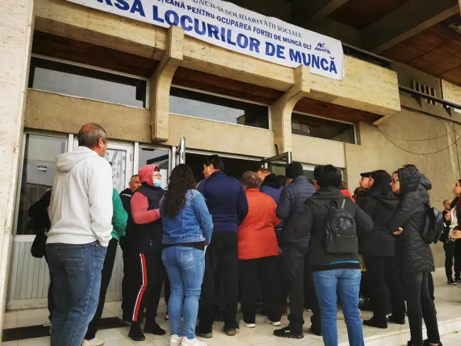 Foto VIDEO&FOTO. Multe persoane interesate de găsirea unui loc de muncă în cadrul Bursei organizate la Slatina