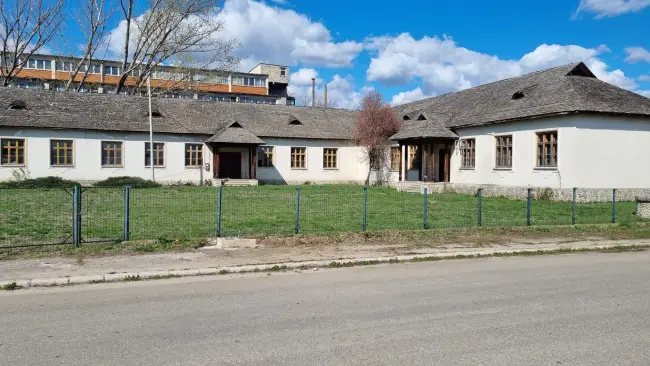 Foto Primăria din Scorniceşti transformă în azil de bătrâni şcoala unde a învăţat Nicolae Caeuşescu (FOTO)