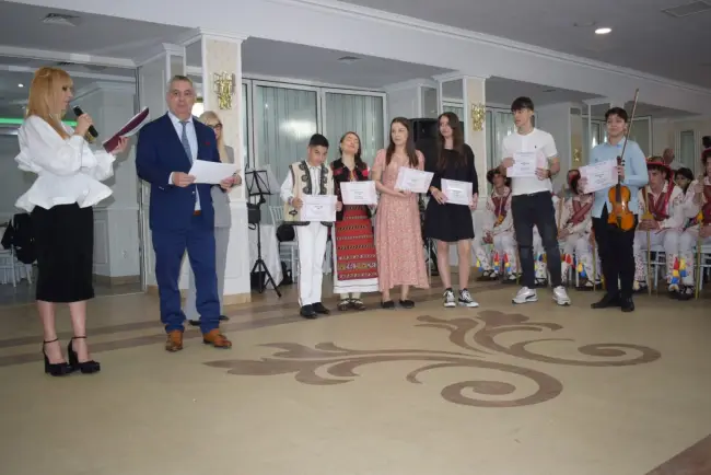 Foto FOTO. Copiii talentaţi din Olt, premiaţi de strănepotul lui Duiliu Zamfirescu, CJ Olt şi Alro Slatina