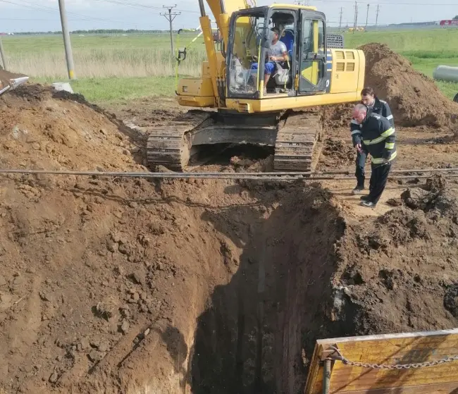 Foto FOTO&VIDEO. Persoană prinsă sub un mal de pământ, la Caracal