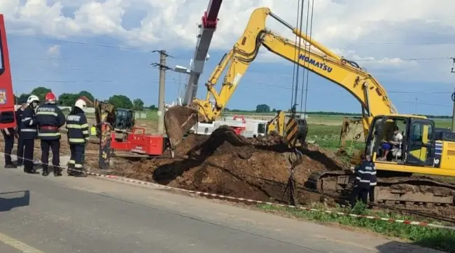 Foto FOTO&VIDEO. Persoană prinsă sub un mal de pământ, la Caracal