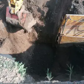 Foto VIDEO. A murit muncitorul prins sub un mal de pământ, la Caracal   