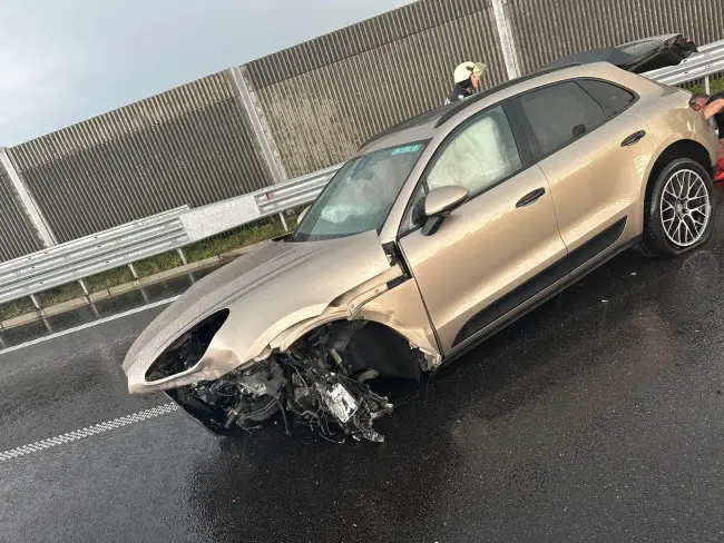 Foto FOTO. Accident pe Drumul Expres, în afara Slatinei. Un tânăr, de 19 ani, şi-a făcut praf maşina