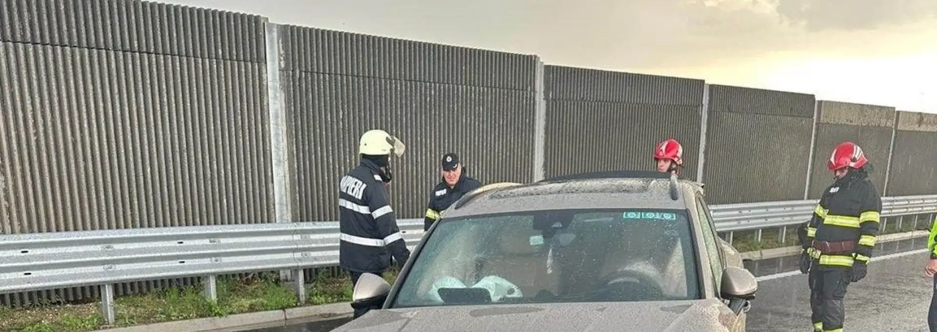 Foto FOTO. Accident pe Drumul Expres, în afara Slatinei. Un tânăr, de 19 ani, şi-a făcut praf maşina