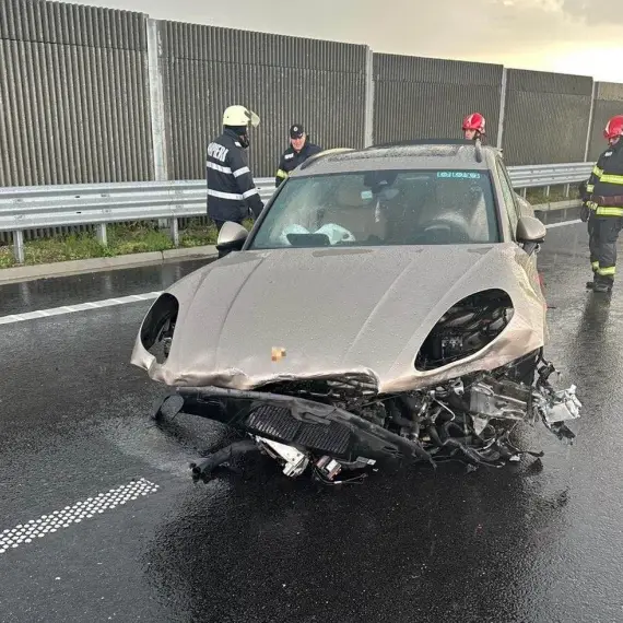 Foto FOTO. Accident pe Drumul Expres, în afara Slatinei. Un tânăr, de 19 ani, şi-a făcut praf maşina
