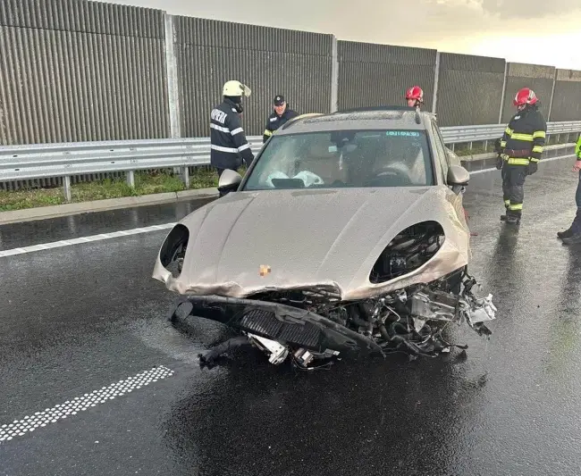 Foto FOTO. Accident pe Drumul Expres, în afara Slatinei. Un tânăr, de 19 ani, şi-a făcut praf maşina