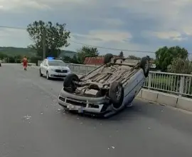Foto FOTO. Un tânăr, în vârstă de 18 ani, s-a răsturnat cu maşina în Brebeni