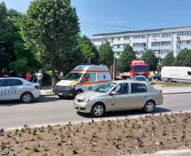 Foto Accident în Slatina. Un bărbat, lovit de maşină în timp ce traversa pe trecerea de pietoni