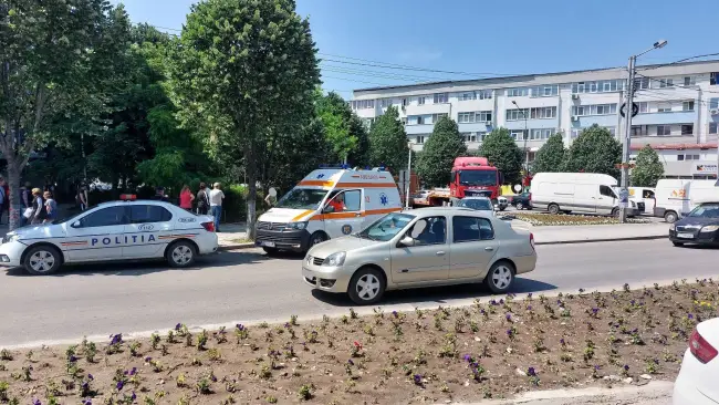 Foto Accident în Slatina. Un bărbat, lovit de maşină în timp ce traversa pe trecerea de pietoni