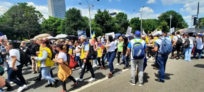 Foto VIDEO. Profesorii din Olt au ajuns la mitingul de la Guvern. Peste 300 de dascăli olteni au ieşit în stradă
