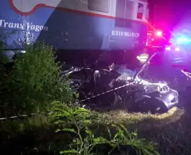 Foto O adolescentă a murit, după ce maşina în care se afla a fost lovită de un tren. Mecanicul de locomotivă, un bărbat din judeţul Olt