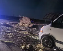 Foto FOTO. O autoutilitară a intrat într-o căruţă, pe DN 64, la Doba. Două persoane au ajuns la spital