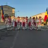 Foto La Perieţi revine tradiţia căluşului din poartă în poartă. Primar: Se spune că ei alungă relele și boala, aduc noroc, sănătate și prosperitate!   