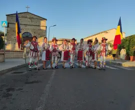 Foto La Perieţi revine tradiţia căluşului din poartă în poartă. Primar: Se spune că ei alungă relele și boala, aduc noroc, sănătate și prosperitate!   