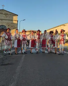 Foto La Perieţi revine tradiţia căluşului din poartă în poartă. Primar: Se spune că ei alungă relele și boala, aduc noroc, sănătate și prosperitate!   