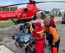 Foto Bebeluş născut prematur, preluat de la Slatina de un elicopter SMURD pentru a-l transfera la Craiova