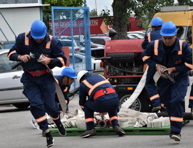 Foto VIDEO&FOTO. Pompierii olteni, concurs pe „Metalurgistul”. Probe spectaculoase pentru demonstrarea abilităţilor