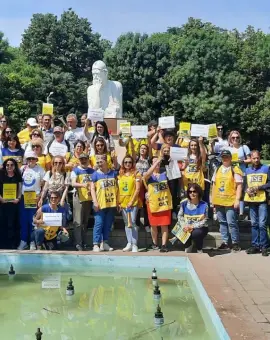 Foto Dascălii, un nou protest în Capitală. Peste 200 de profesori din Olt, prezenţi la miting (FOTO&VIDEO)