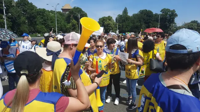 Foto Dascălii, un nou protest în Capitală. Peste 200 de profesori din Olt, prezenţi la miting (FOTO&VIDEO)