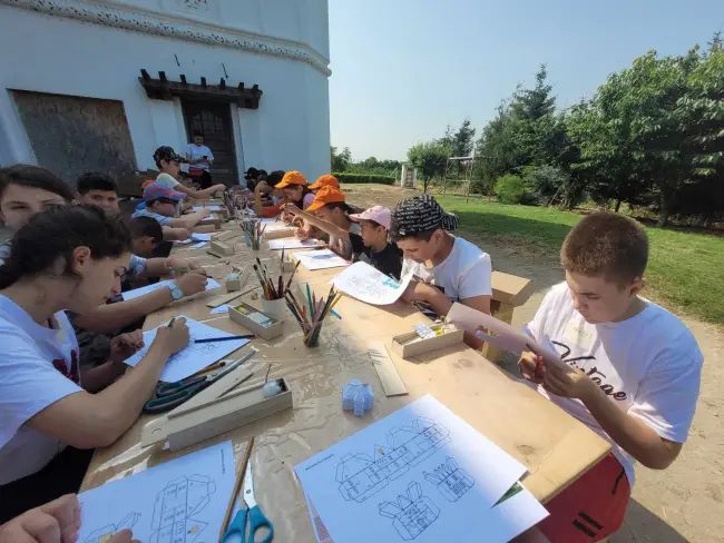 Foto Zeci de copii, la Conacul Neamţu din Olari, în vacanţa de vară (FOTO)