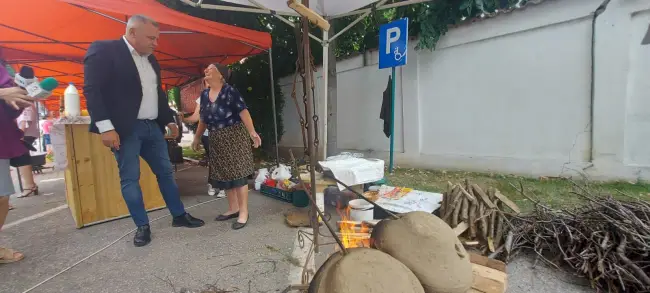 Foto Ministrul Agriculturii prezent la redeschiderea Pieţei Volante din Slatina (FOTO)