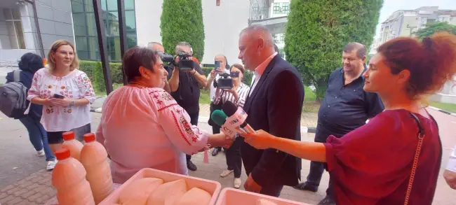 Foto Ministrul Agriculturii prezent la redeschiderea Pieţei Volante din Slatina (FOTO)