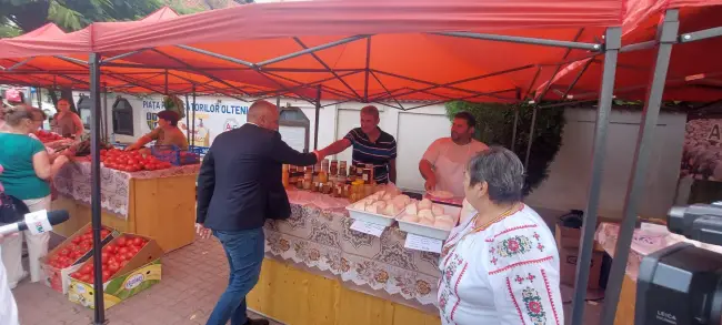 Foto Ministrul Agriculturii prezent la redeschiderea Pieţei Volante din Slatina (FOTO)
