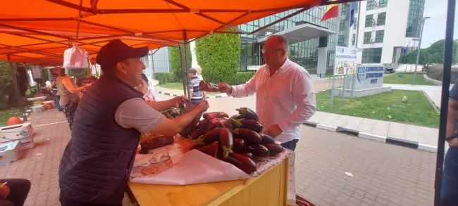 Foto Ministrul Agriculturii prezent la redeschiderea Pieţei Volante din Slatina (FOTO)