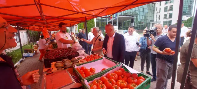 Foto Ministrul Agriculturii prezent la redeschiderea Pieţei Volante din Slatina (FOTO)