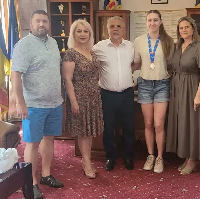 Foto Daria Andrei, câştigătoarea medaliei de bronz cu Naţionala României la CE de la Piteşti, primită şi felicitată de conducerea Primăriei Caracal