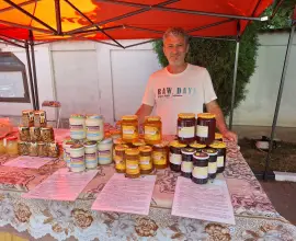 Foto Povestea lui Cosmin Măndică, apicultorul din Slătioara ale cărui produse se găsesc în Piaţa Producătorilor Olteni