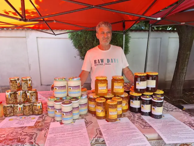 Foto Povestea lui Cosmin Măndică, apicultorul din Slătioara ale cărui produse se găsesc în Piaţa Producătorilor Olteni