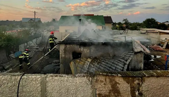 Foto VIDEO. Locuinţă distrusă de un incendiu, la Crâmpoia