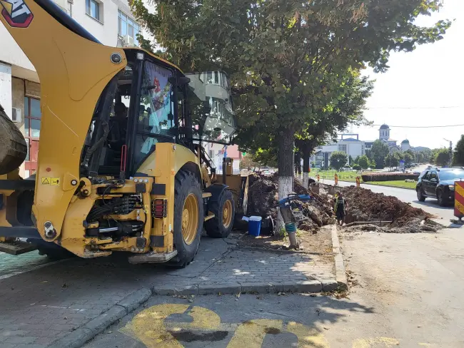 Foto FOTO. Lucrări pe Bulevardul A.I. Cuza (Gară - Prefectura Olt), pentru reabilitarea reţelei de apă. Circulaţia se desfăşoară pe o singură bandă