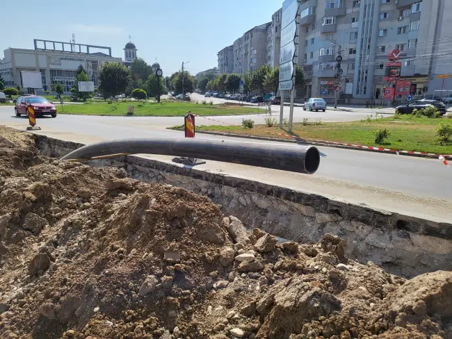 Foto FOTO. Lucrări pe Bulevardul A.I. Cuza (Gară - Prefectura Olt), pentru reabilitarea reţelei de apă. Circulaţia se desfăşoară pe o singură bandă