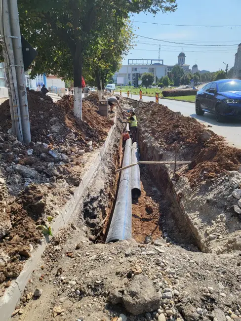 Foto FOTO. Lucrări pe Bulevardul A.I. Cuza (Gară - Prefectura Olt), pentru reabilitarea reţelei de apă. Circulaţia se desfăşoară pe o singură bandă