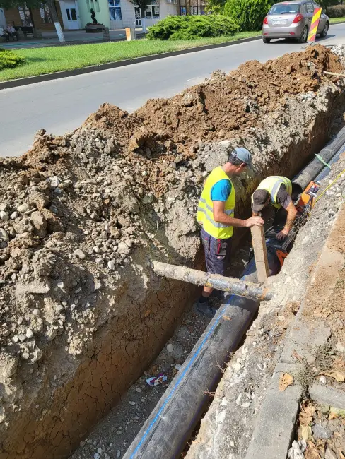 Foto FOTO. Lucrări pe Bulevardul A.I. Cuza (Gară - Prefectura Olt), pentru reabilitarea reţelei de apă. Circulaţia se desfăşoară pe o singură bandă