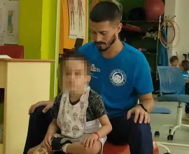 Foto Luca, copilul diagnosticat cu paralizie cerebrală, are în continuare nevoie de sprijin pentru a continua terapiile