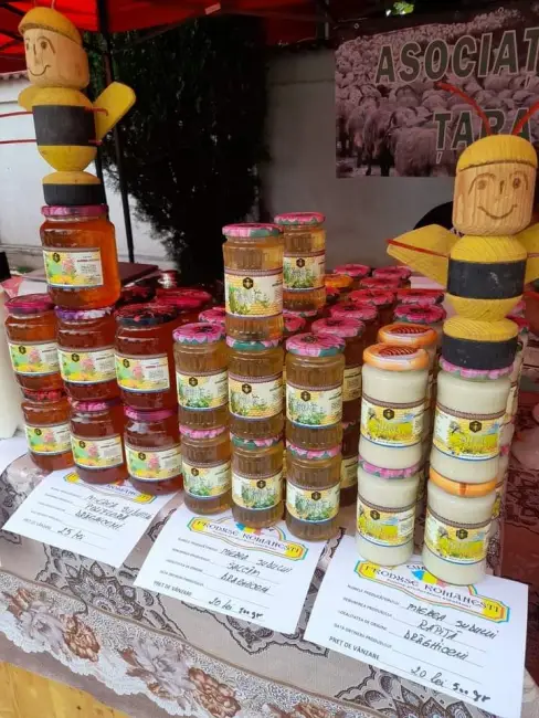 Foto Povestea lui Aurel Stancu, tânărul apicultor din Olt care şi-ar dori să ajungă să trăiască din apicultură (FOTO)