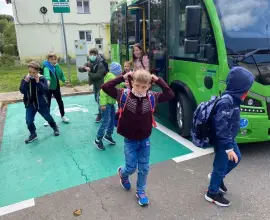 Foto Încă 15 microbuze şcolare achiziţionate de CJ Olt pentru şcolile din judeţ. Este vorba de microbuze hibride