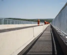 Foto Se circulă pe podul de peste Olt dintre Poganu şi Drăgăşani. Trafic cu semafor, pe o singură bandă