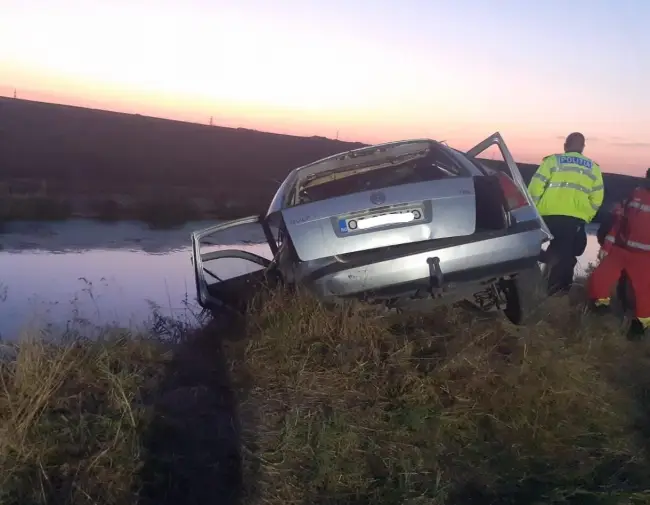 Foto Un tânăr din Vădăstrița, mort într-un accident rutier. A fost scos de scafandri dintr-un contracanal (FOTO)