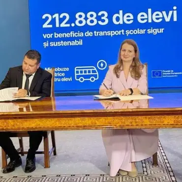 Foto CJ Olt a semnat contractul de finanţare pentru microbuzele electrice pentru elevii din Olt