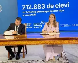 Foto CJ Olt a semnat contractul de finanţare pentru microbuzele electrice pentru elevii din Olt