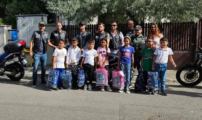 Foto Ajutoare pe motoare pentru copiii de la Şcoala Nr. 1 Slatina. Ghiozane cu rechizite, donate copiilor