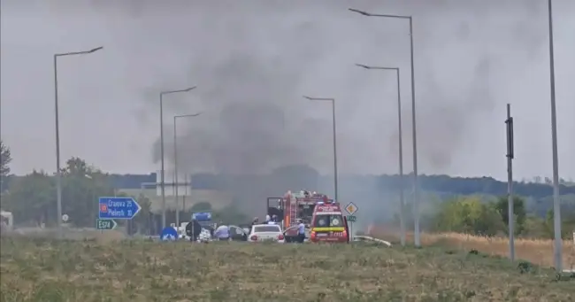 Foto Un autoturism a luat foc la ieşirea de pe Drumul Expres