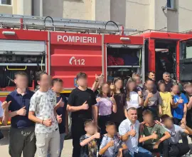 Foto Elevii Școlii Gimnaziale „Gheorghe Magheru” Caracal și Școlii Gimnaziale nr. 3 (din subordine), întâlnire cu serviciile de urgenţă, în cadrul Proiectului Comunitar Ready Steady Go. FOTO