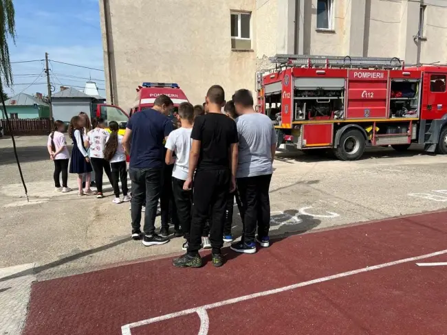 Foto Elevii Școlii Gimnaziale „Gheorghe Magheru” Caracal și Școlii Gimnaziale nr. 3 (din subordine), întâlnire cu serviciile de urgenţă, în cadrul Proiectului Comunitar Ready Steady Go. FOTO
