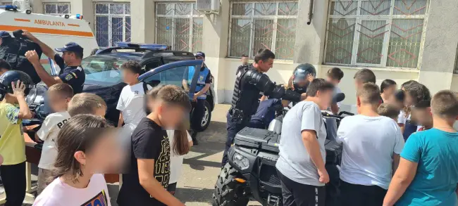 Foto Elevii Școlii Gimnaziale „Gheorghe Magheru” Caracal și Școlii Gimnaziale nr. 3 (din subordine), întâlnire cu serviciile de urgenţă, în cadrul Proiectului Comunitar Ready Steady Go. FOTO
